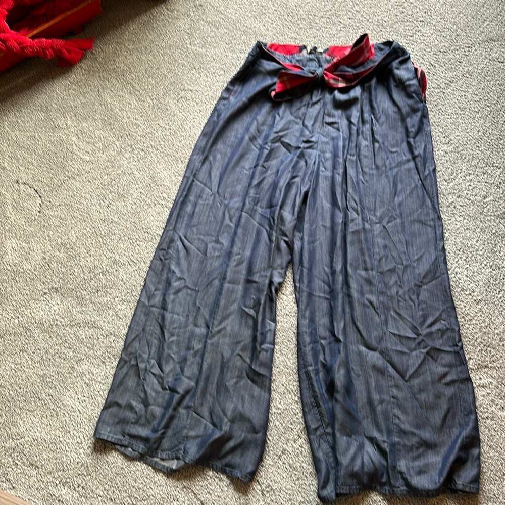 Very lightweight palazzo pants with plaid built-in belt & POCKETS :)
